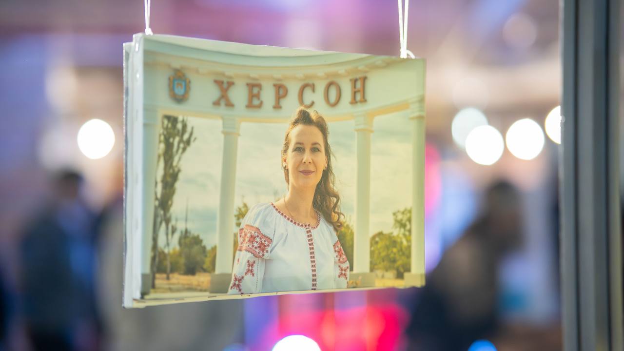 «Херсон – люди, як струни»: у Києві презентували мистецький проєкт про життя Херсонщини під час війни (фото)