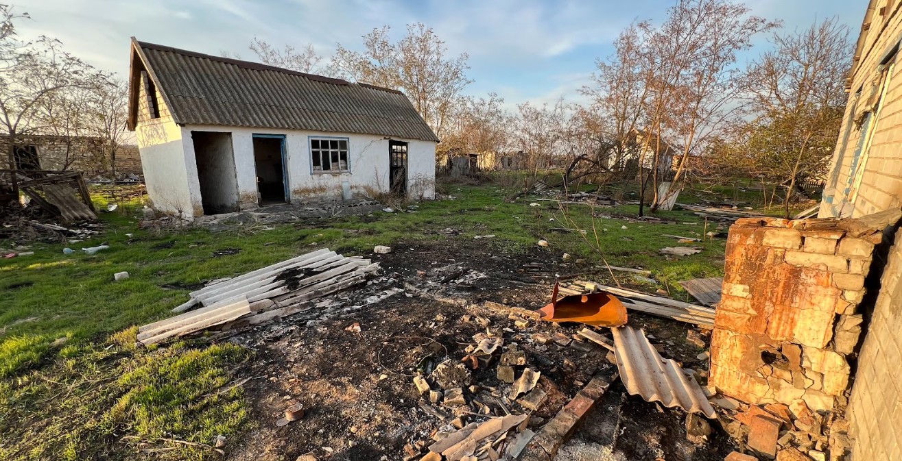 Знищене село на Херсонщині: окупанти вивезли людей у поле та зруйнували все вщент (фото)