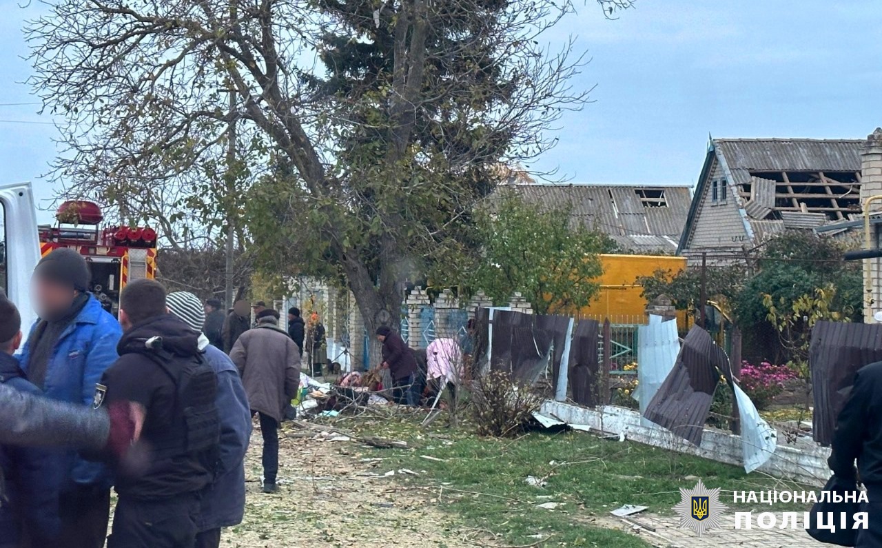 Дитсадок, багатоповерхівки та приватні будинки: за добу окупанти пошкодили 43 цивільні об’єкти на Херсонщині (фото)