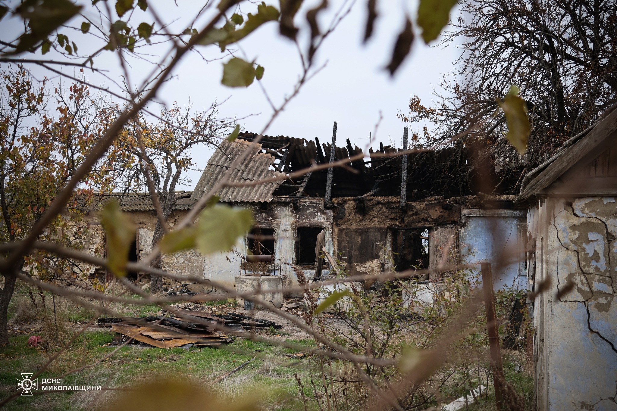 На Миколаївщині чоловік врятував односельця з будинку, охопленого вогнем (фото)