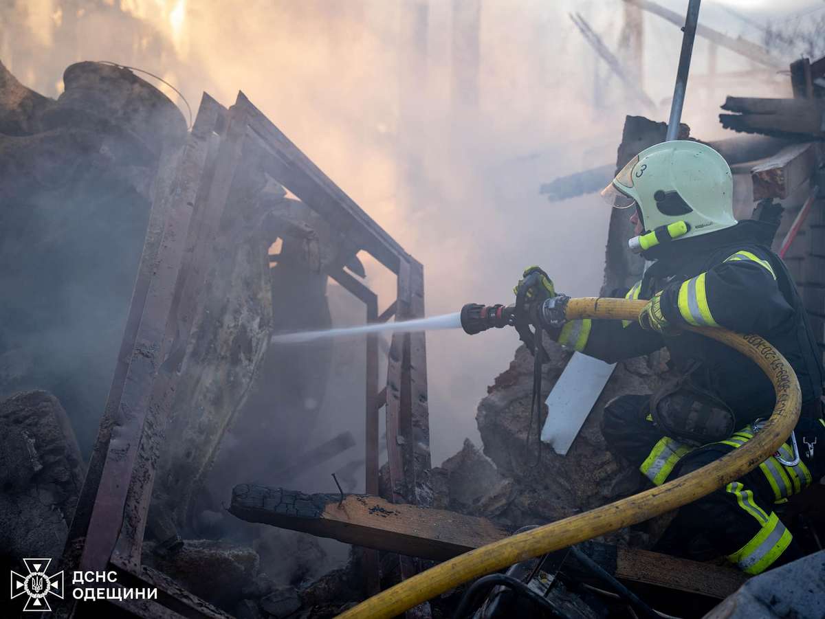 Нічна ворожа атака на Одещину: ситуація важка, є загиблі та поранені, завали ще розбирають (фото)