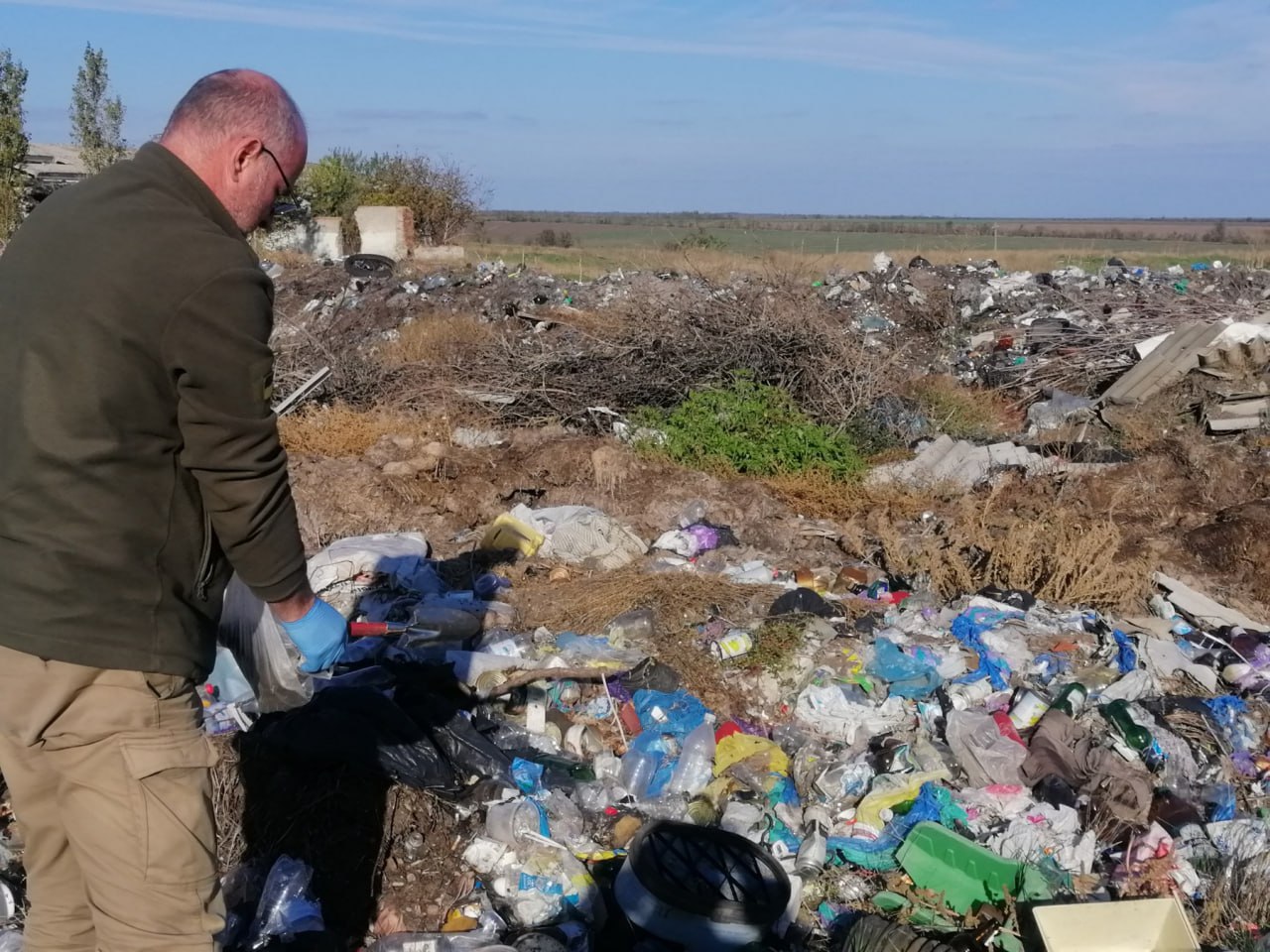 У ґрунті виявили нітрати: на Миколаївщині екологи підрахували суму збитків від двох стихійних сміттєзвалищ (фото)