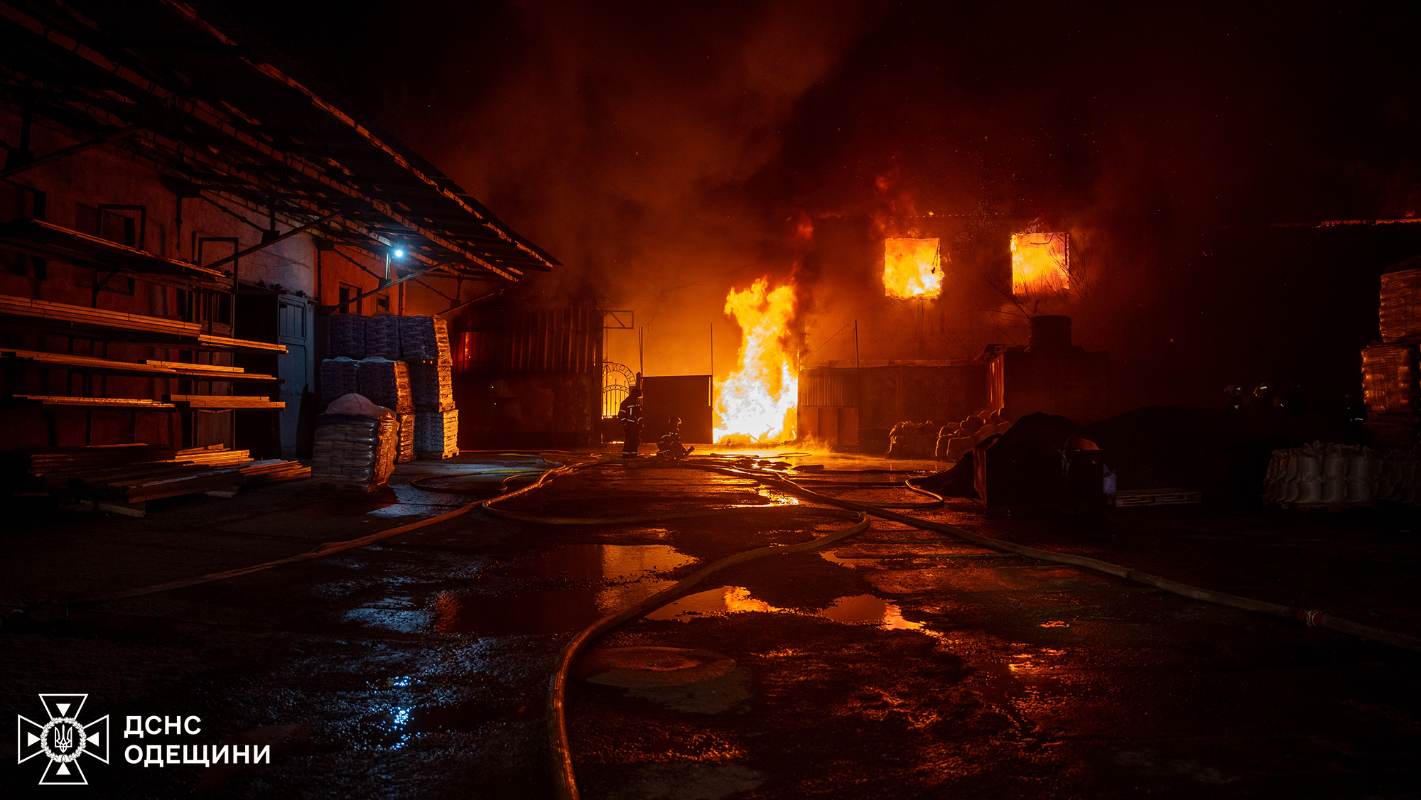 Вночі в Одесі горіла складська будівля: рятувальники гасили пожежу близько двох годин (фото)