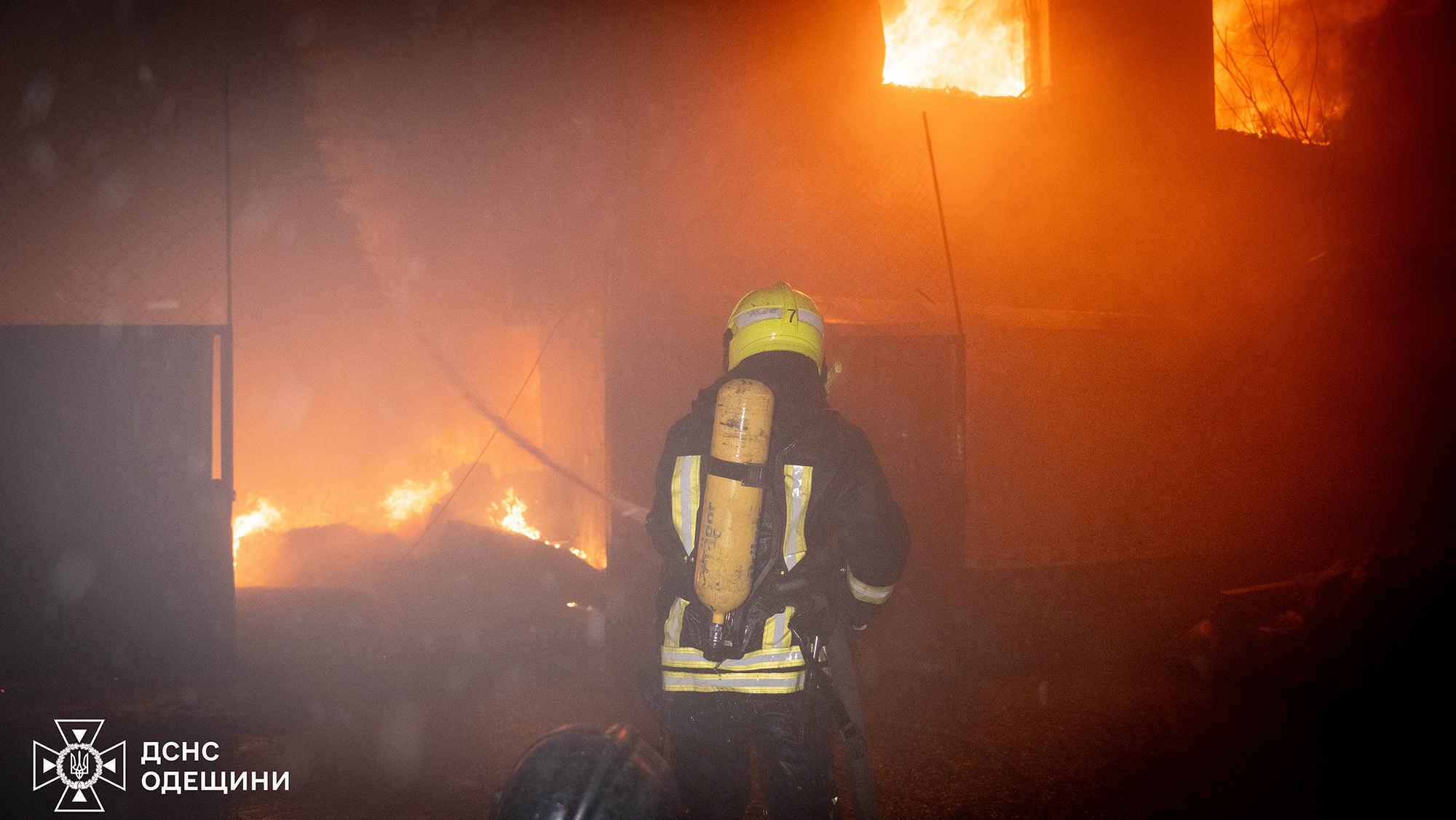 Вночі в Одесі горіла складська будівля: рятувальники гасили пожежу близько двох годин (фото)