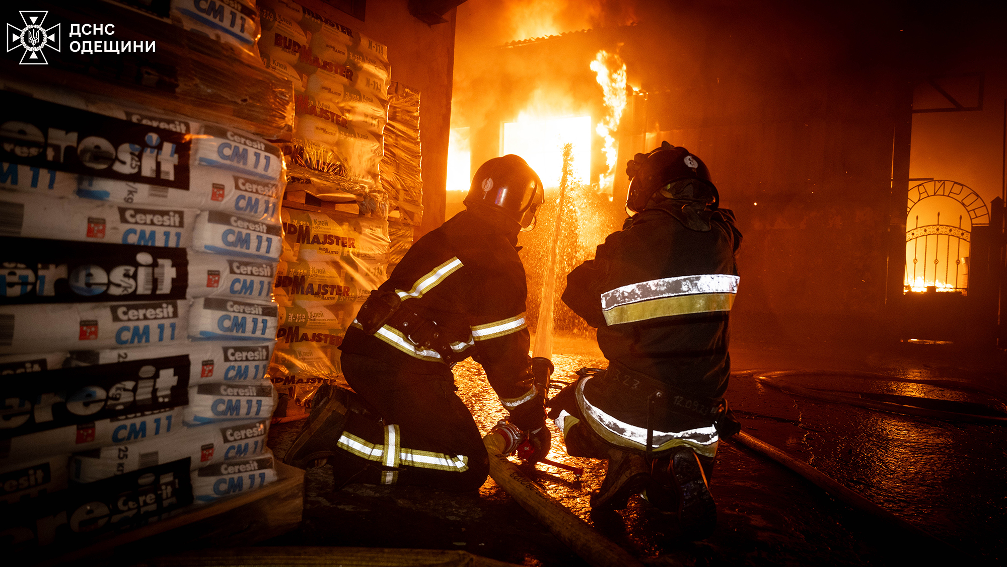 Вночі в Одесі горіла складська будівля: рятувальники гасили пожежу близько двох годин (фото)