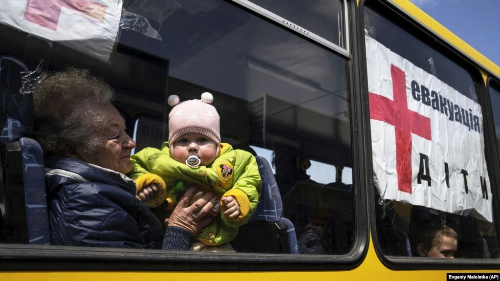 Евакуація на Херсонщині: з особливо небезпечних територій вивезли майже всі родини з дітьми