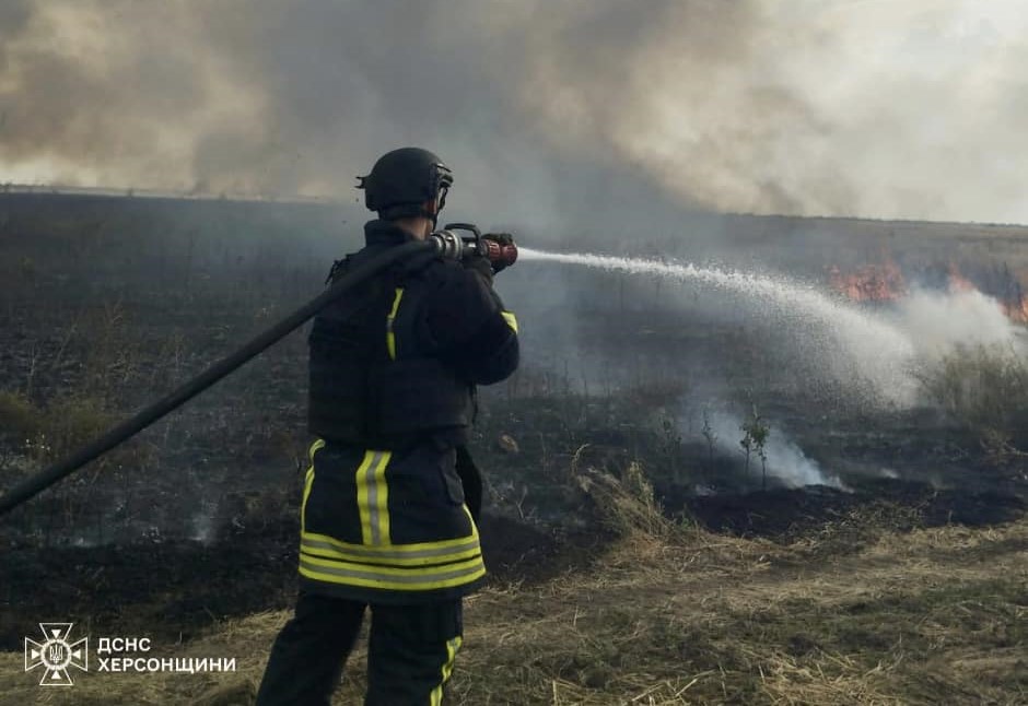 Внаслідок обстрілів за межами Херсона спалахнула масштабна пожежа