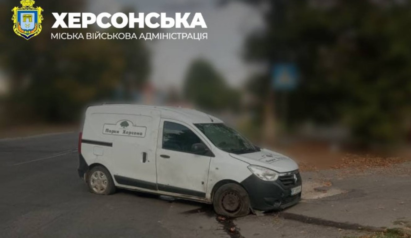 У Херсоні під російський обстріл потрапило авто комунальників, є поранені