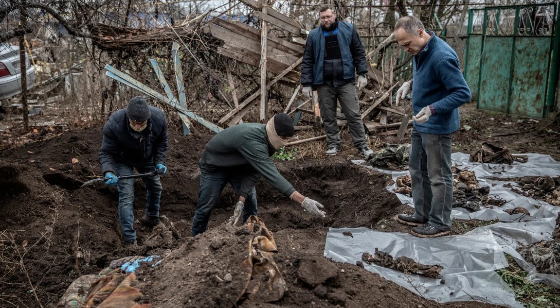 «Вони були українцями». Ексгумація тіл у Правдиному та подробиці трагедії – репортаж The New York Times із Херсонщини