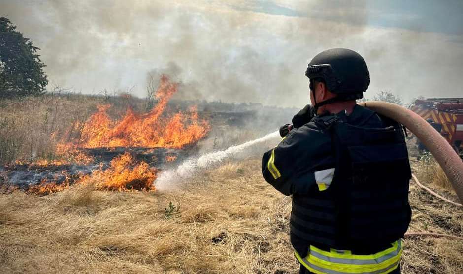 Вогонь через ворожі обстріли: рятувальники пояснили, у чому складність таких пожеж (фото)