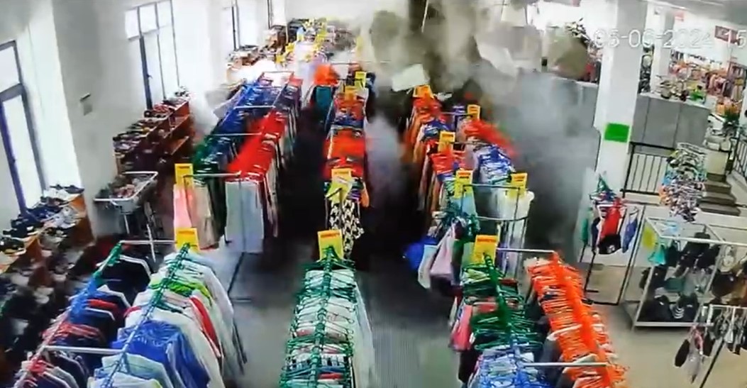 Росіяни вдарили по магазину в центрі Херсона (відео)