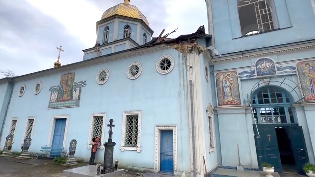 Напередодні Великодня військові РФ обстріляли храм у Херсоні