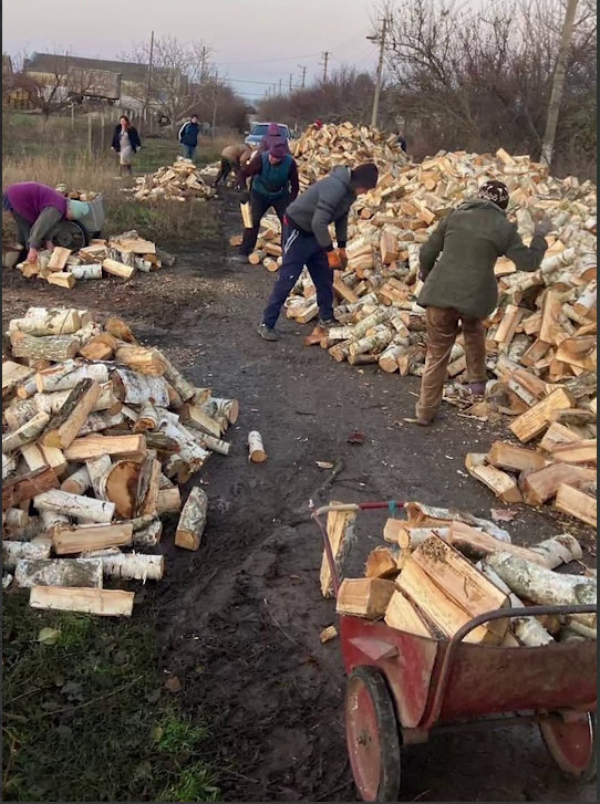 У села на Херсонщині благодійники везуть людям дрова та вугілля