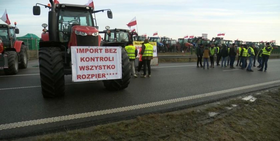 Херсонські фермери розмістили підбиту росіянами техніку на польському кордоні