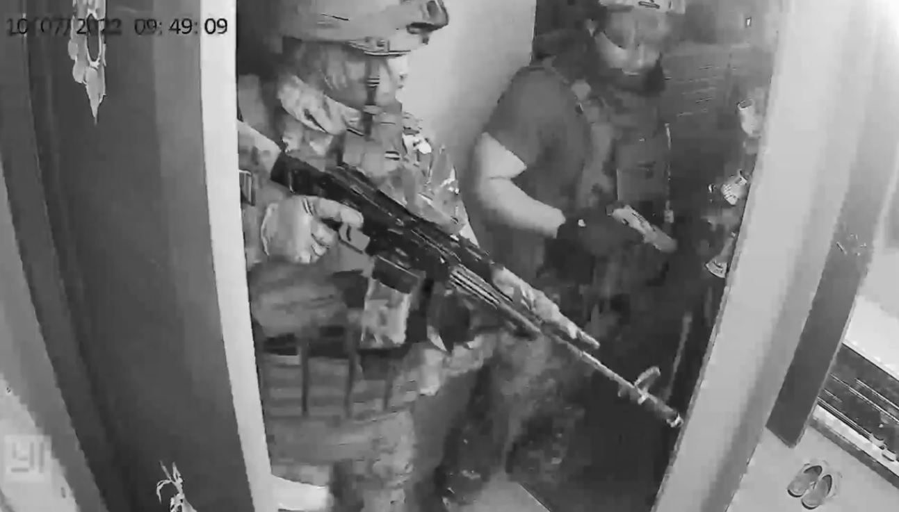 Окупанти вдерлися до квартири херсонця – відео