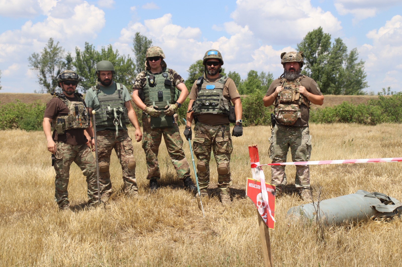 У Бериславському районі вибухотехніки виявили й знешкодили російську авіабомбу (відео)