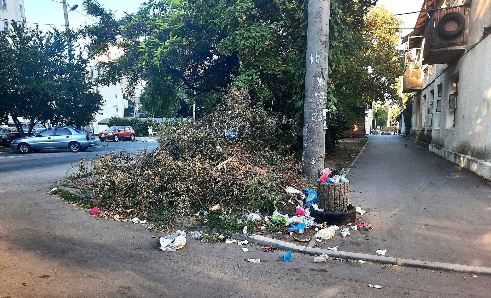 Стихійне сміттєзвалище в центрі Одеси: як цьому посприяли комунальники та місцеві жителі