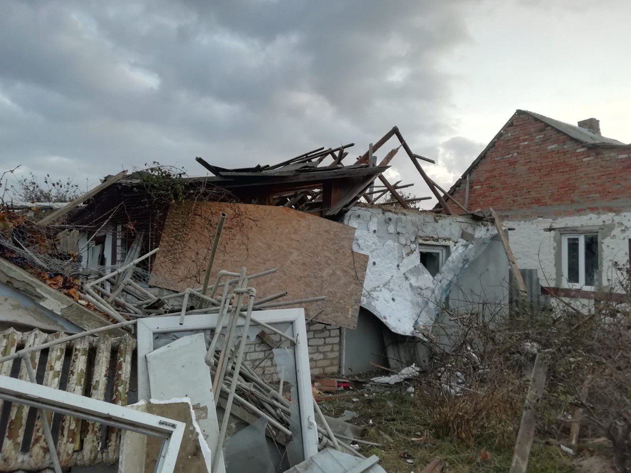 70 прильотів за добу: ворог атакував село Веселе (фото)