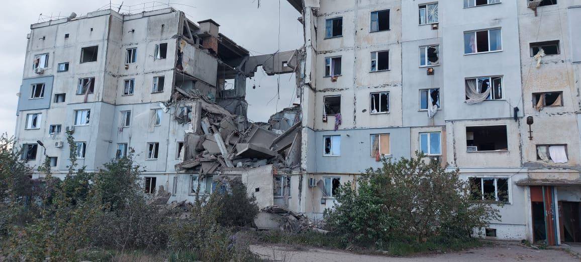 Жахливі наслідки авіаудару росіян по Козацькому: зруйновано під’їзд багатоповерхівки (фото)