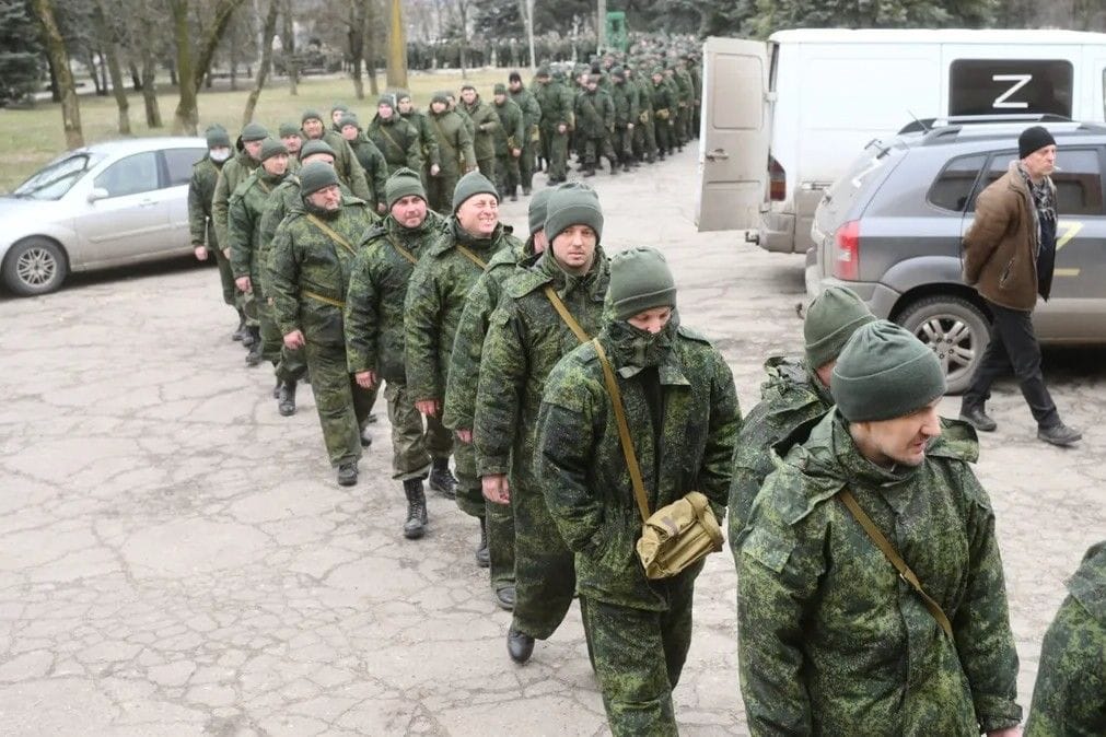 Примусова мобілізація: ворог на окупованій Херсонщині погрозами заганяє до війська фермерів