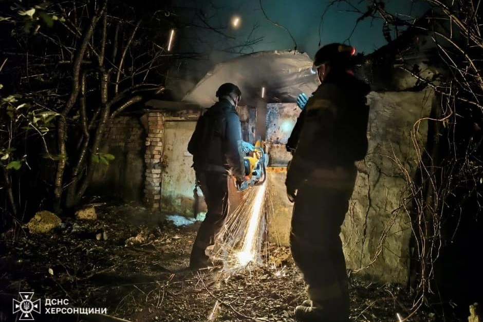 Вночі окупанти обстріляли Херсон та околиці: горіли будинки, пошкоджено газопровід (фото)