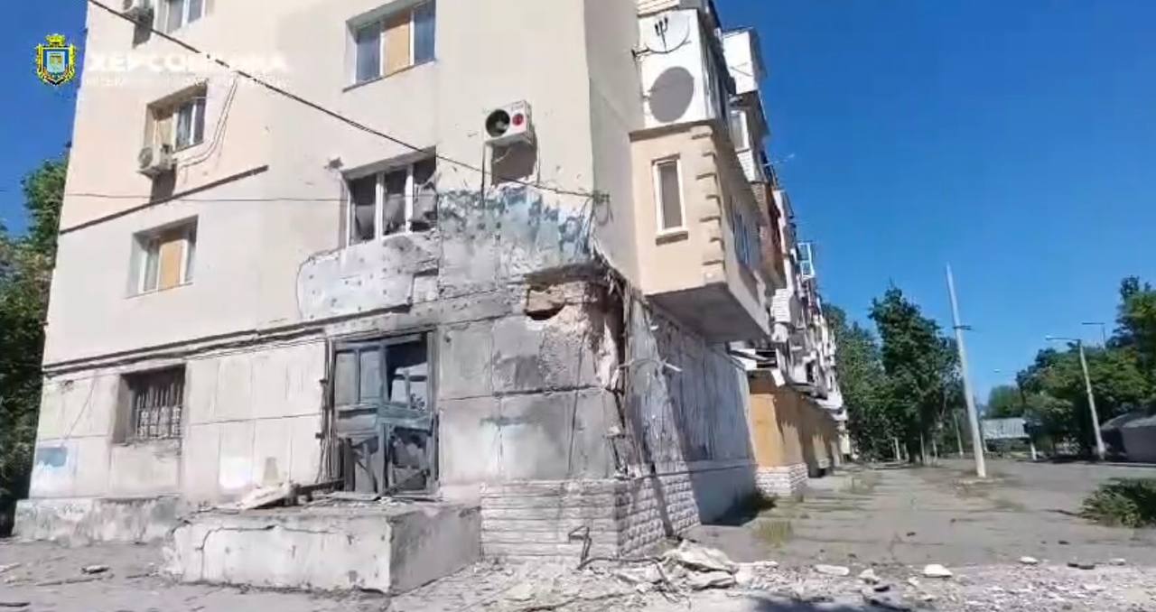 Окупанти обстріляли Дніпровський район Херсона: один зі снарядів поцілив у багатоповерхівку