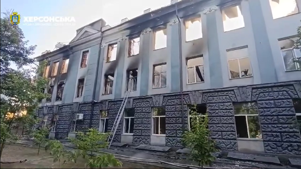 Уночі окупанти вкрили вогнем центр Херсона – деякі будівлі дуже пошкоджені (відео)