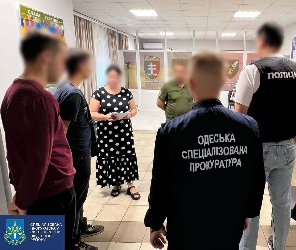 Обіцяв тітці «допомогти» племіннику-військовослужбовцю: в Одесі за хабар у 10 000 доларів затримали працівника ТЦК