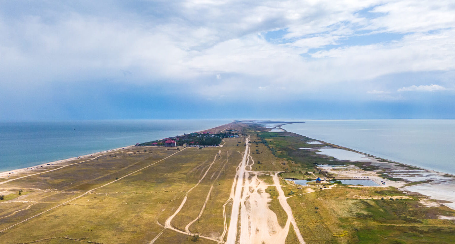 Окупанти заявили, що закривають Арабатську стрілку для цивільних через «загрозу Криму»