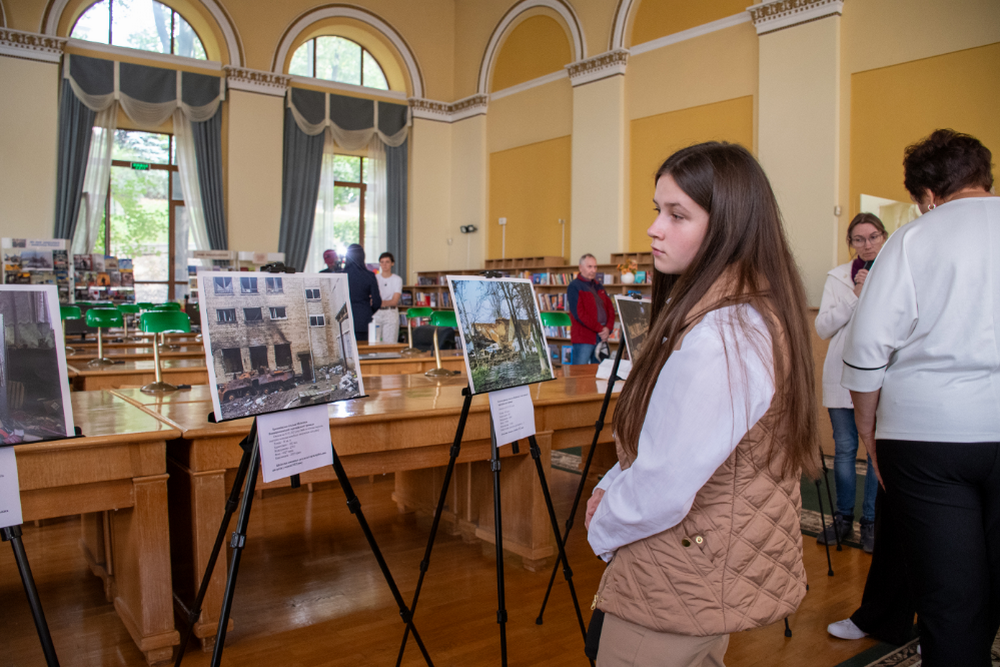 У Києві презентували фотоекспозицію, присвячену бібліотекам Херсонщини, які постраждали від війни