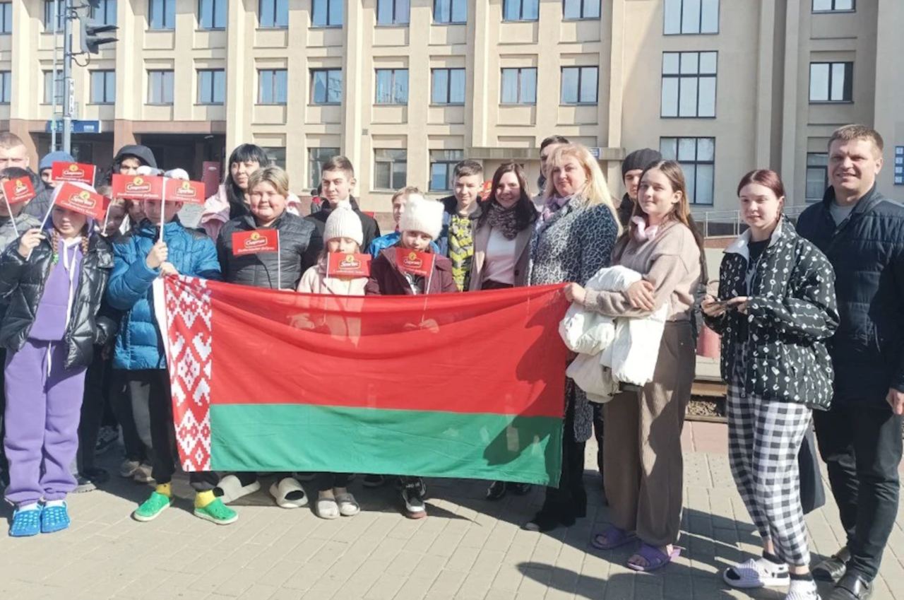 До Білорусі незаконно вивезли 40 дітей з Херсонщини – пропагандисти називають їх «росіянами» 