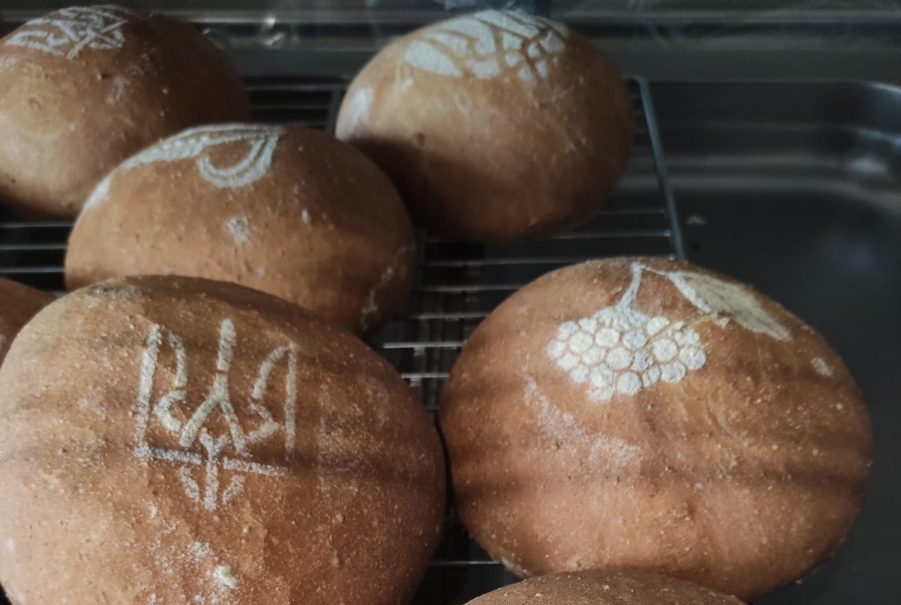 Популярний в Херсоні волонтерський хліб поки не випікатимуть – обстрілами пошкоджено пекарню