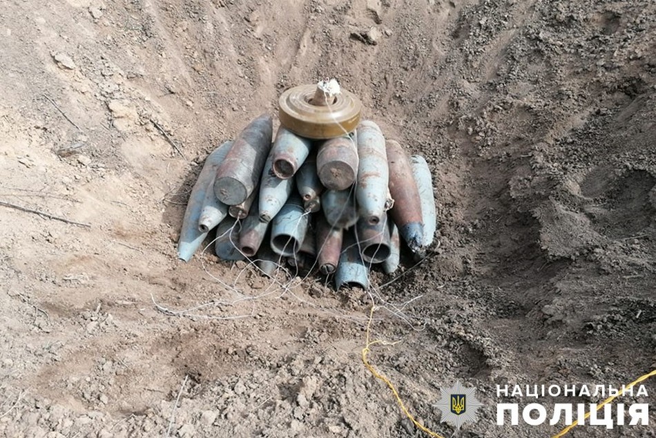 Ворожі дрон, артилерійські снаряди та міну виявили правоохоронці на одному з полів на Херсонщині 