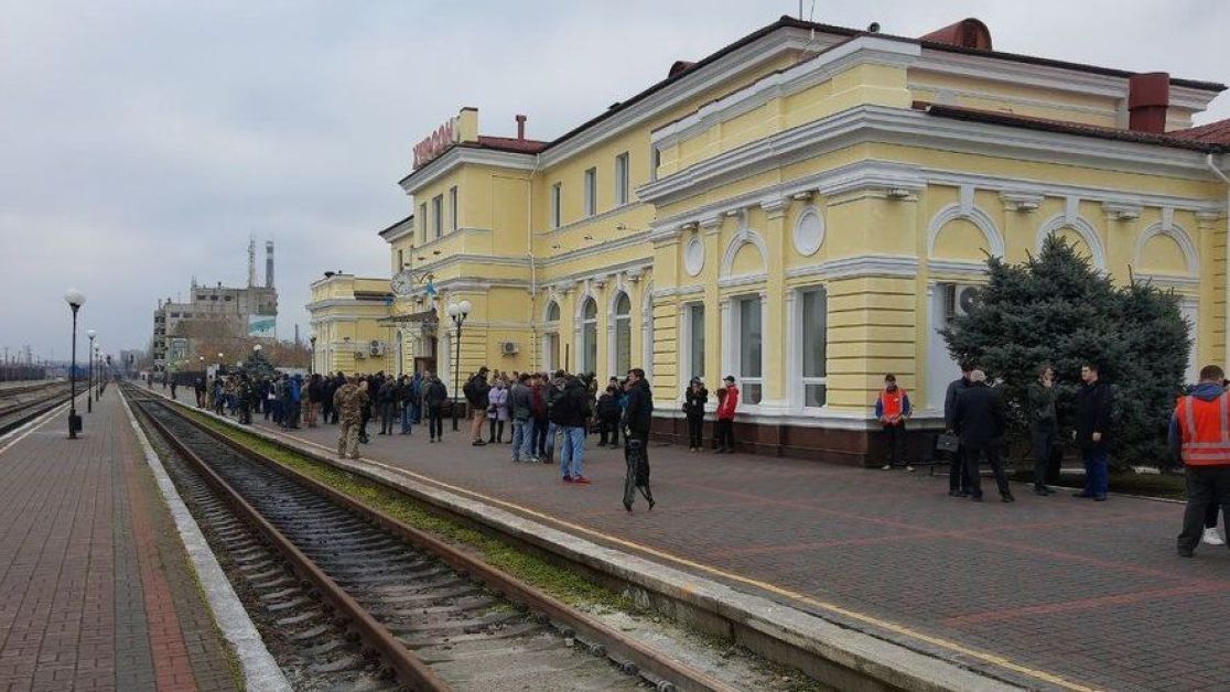 Російські окупанти обстріляли залізничний вокзал у Херсоні під час евакуації місцевого населення (ОНОВЛЕНО)