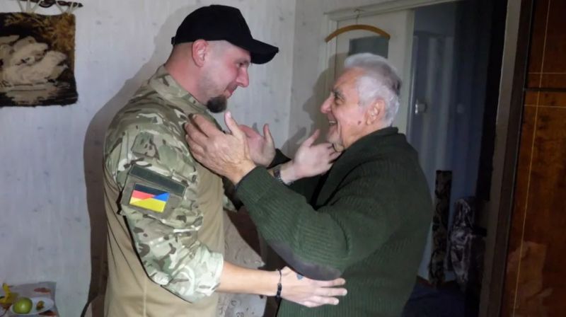 «Або привезу бабусю з дідусем, або мене поховають в Україні» – літніх херсонців визволяв їхній онук з Німеччини