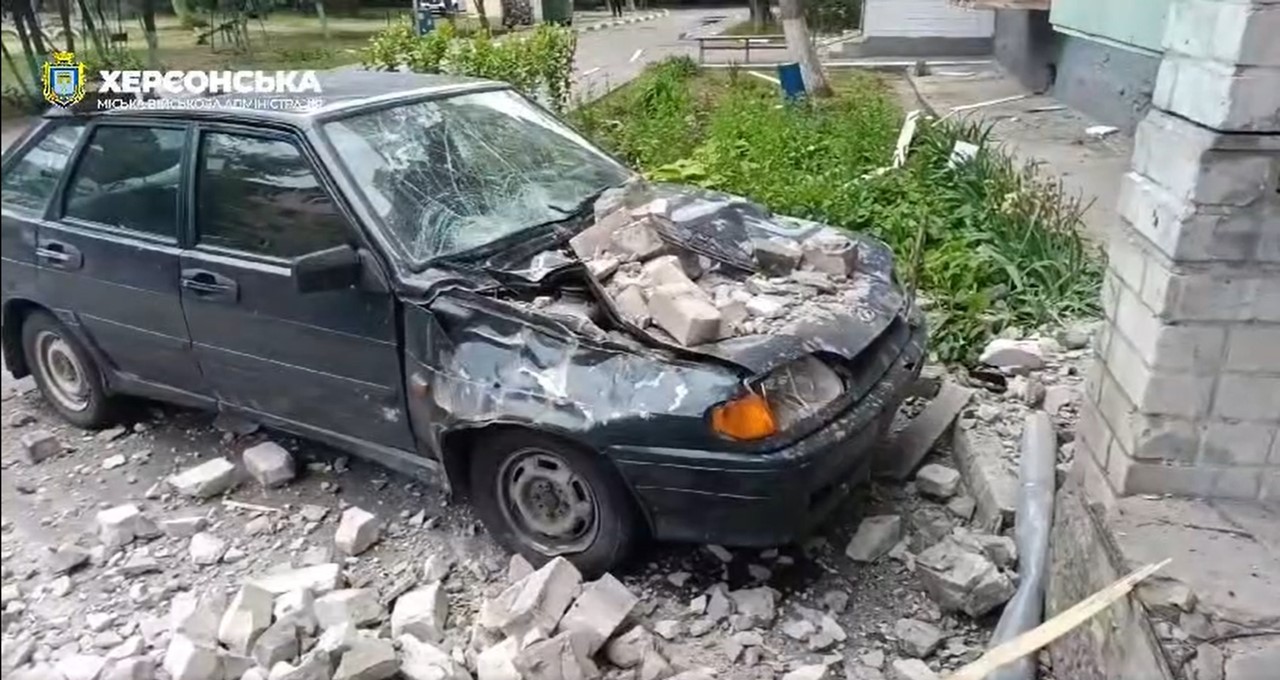 Зранку ворог обстріляв Херсон – снаряд влучив у багатоповерхівку (відео)