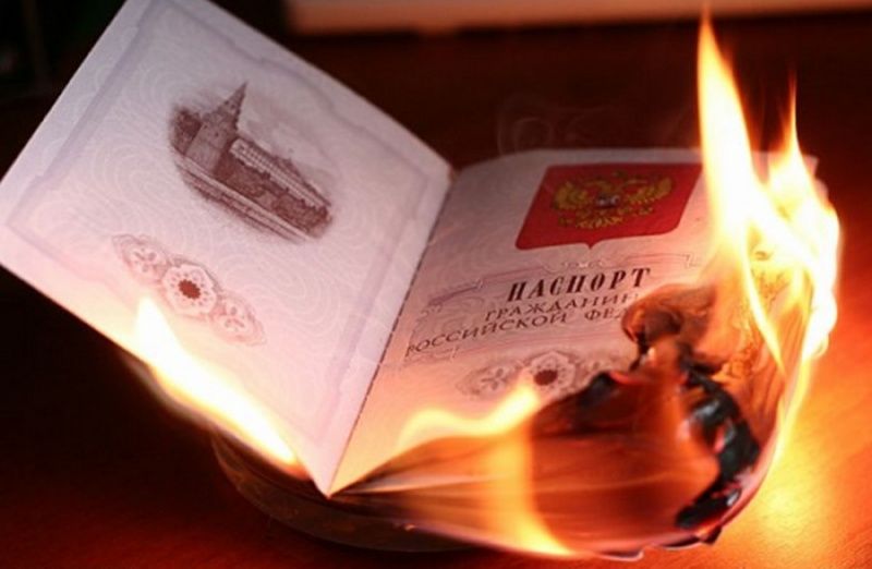 Як окупанти примушують жителів півдня України оформлювати паспорти РФ