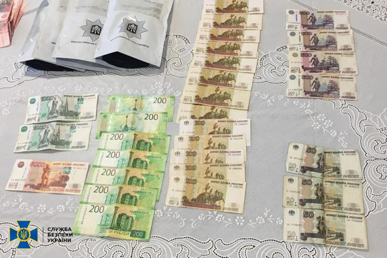 У затриманого заступника начальника херсонського військкомату виявили російські рублі