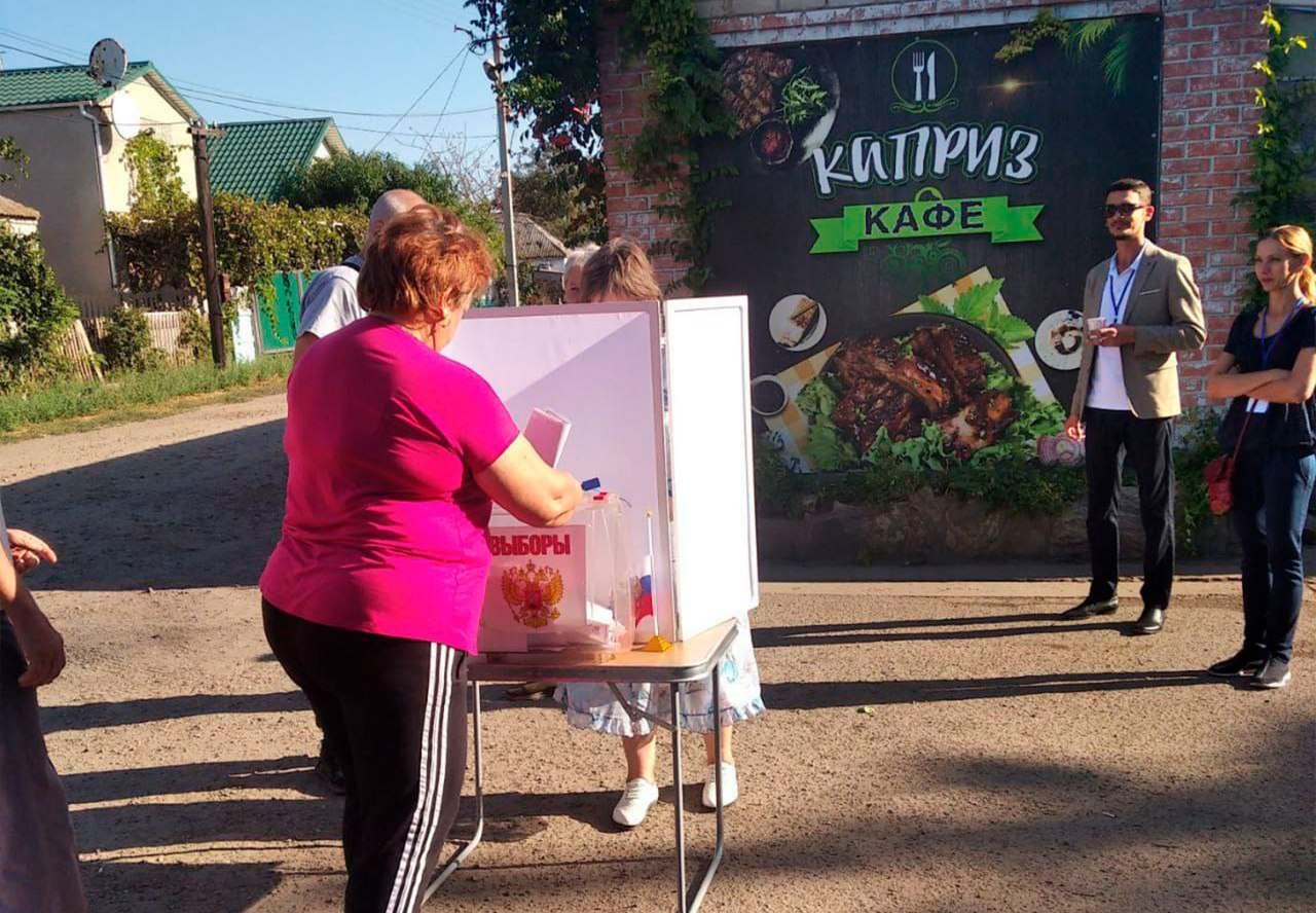 Політолог розповів, як окупанти примушують медиків Херсонщини та їхні родини голосувати на псевдовиборах