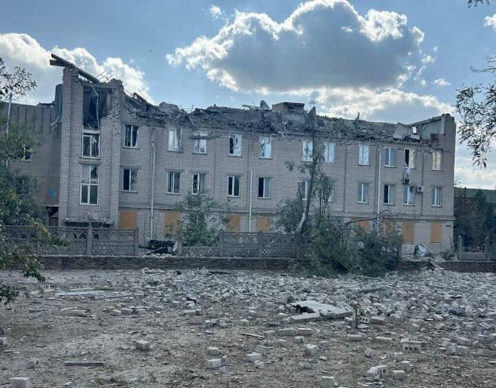 Після авіаудару напівзруйнована лікарня в Бериславі не припинила роботу