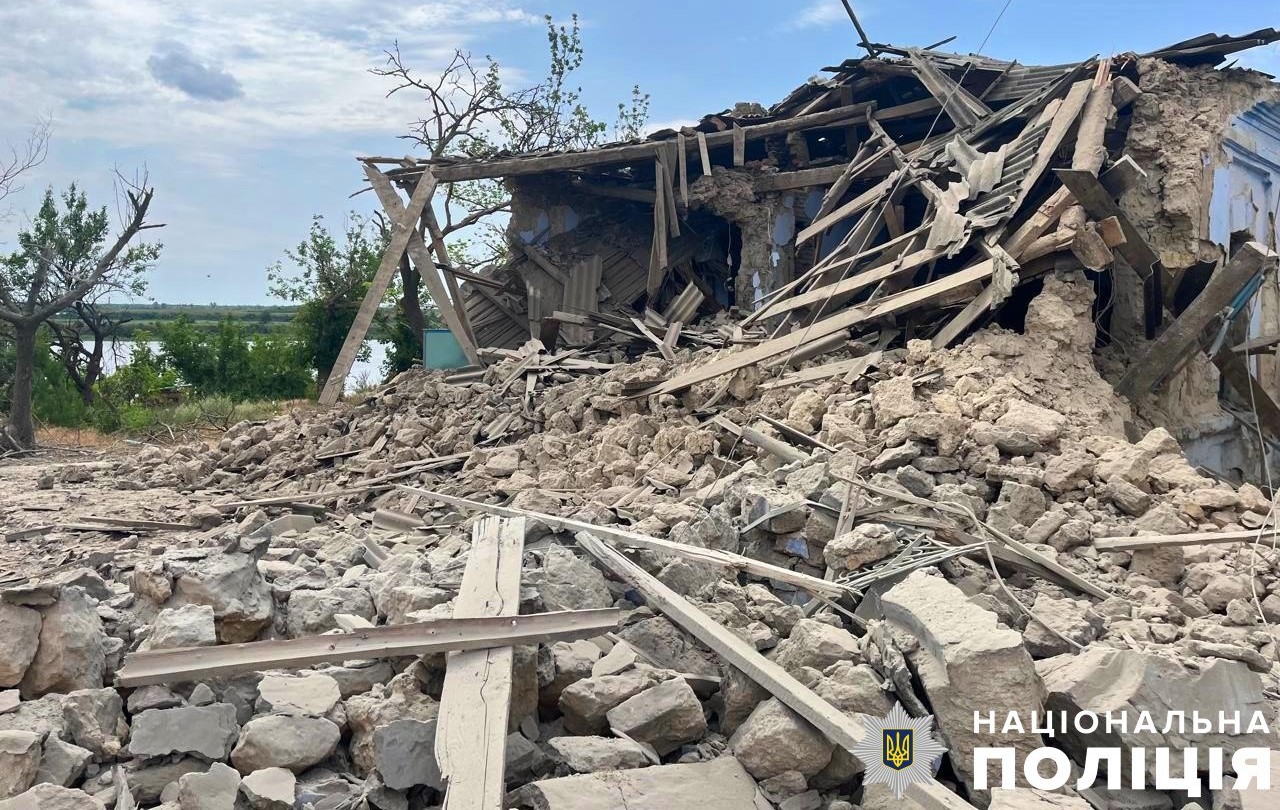 Росіяни пошкодили понад 20 приватних будинків та вдарили по критичній інфраструктурі на Херсонщині