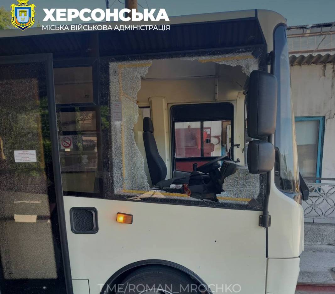 В Херсоні окупанти обстріляли громадський транспорт (фото)