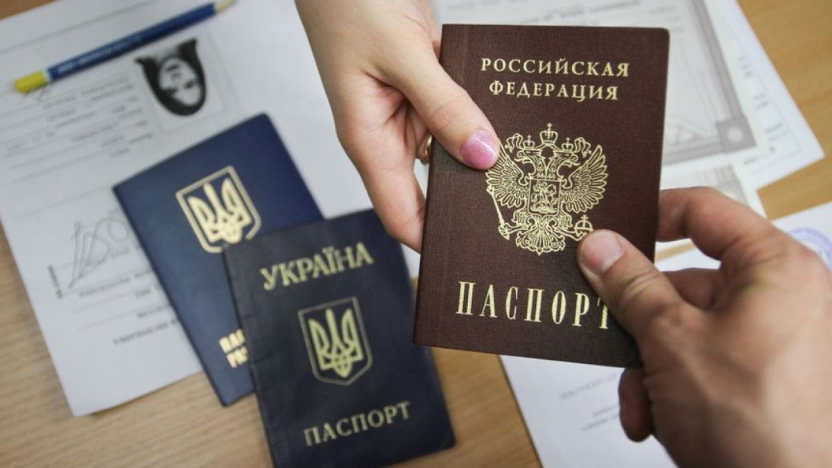 Окупанти міняють рублі на паспорти та вимивають гривню з Херсона