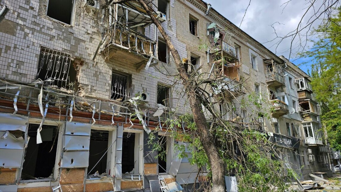 Росіяни вдарили по житлових кварталах на Херсонщині, поранення отримали 6 людей 