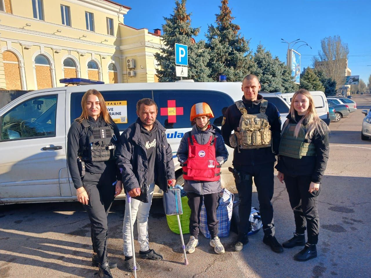 Із передмістя Херсона з-під обстрілів евакуювали маломобільного чоловіка з сином