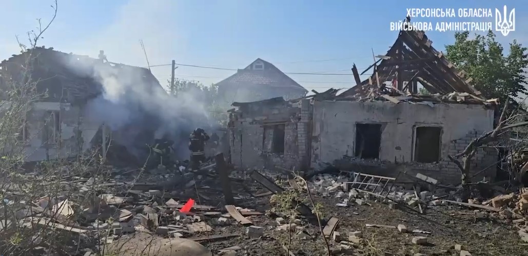 Декілька будинків вщент зруйновані: росіяни вдарили по Центральному району Херсона