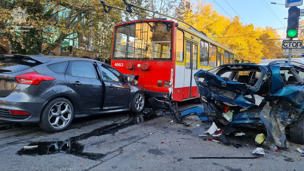 Масштабна ДТП в Одесі: зіткнулися тролейбус та дві автівки