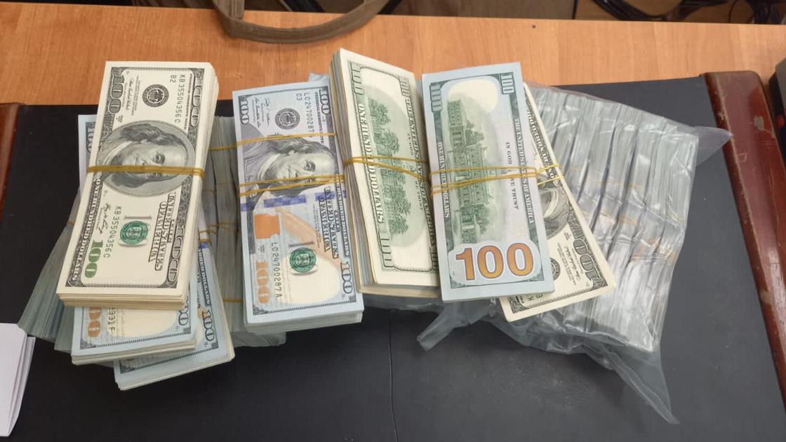 На Одещині викрили пару, яка намагалася вивезти з України 100 тисяч доларів США в кишенях