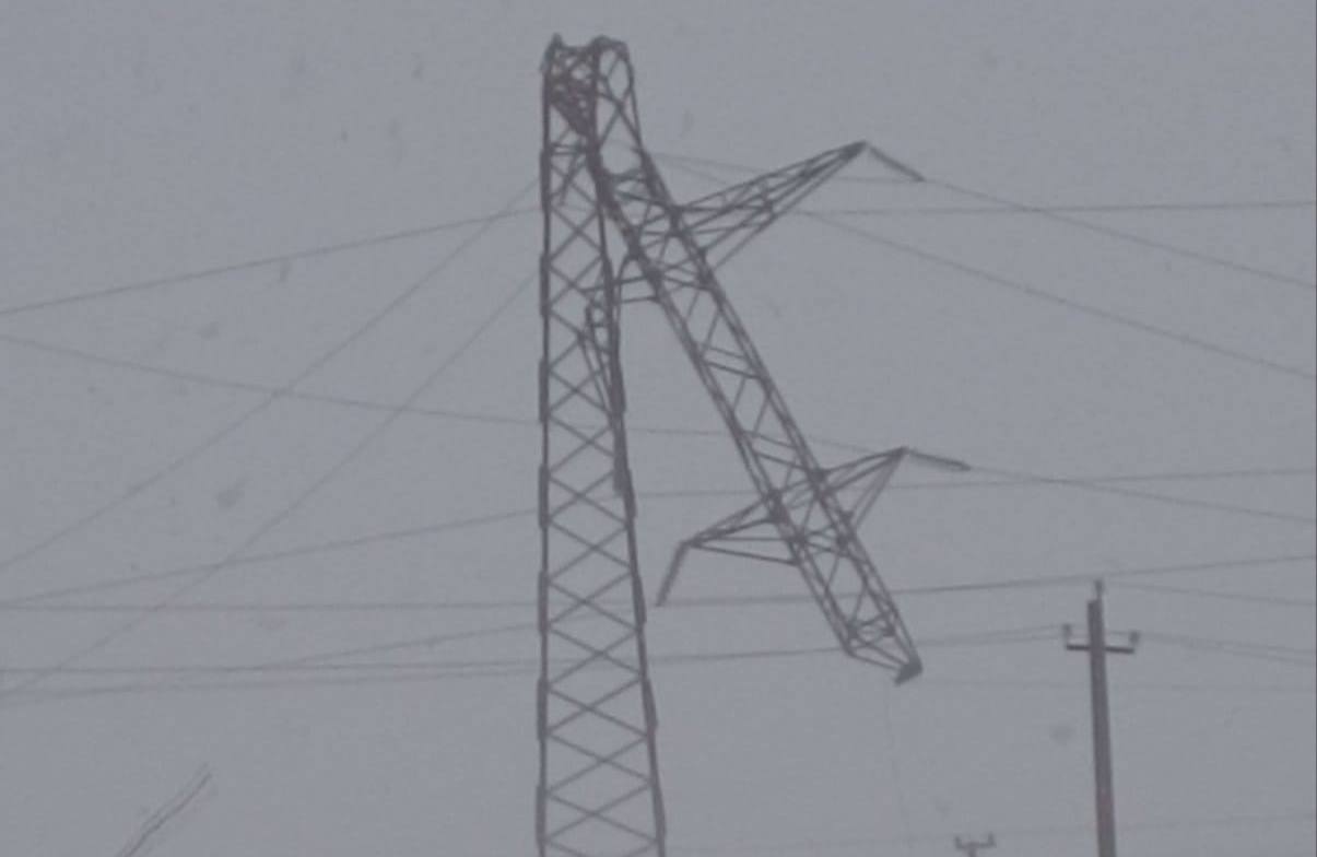«Ураганний вітер миттєво перетворює ремонтну техніку на снігові кучугури» - енергетики показали, в яких умовах працюють на Одещині (відео)