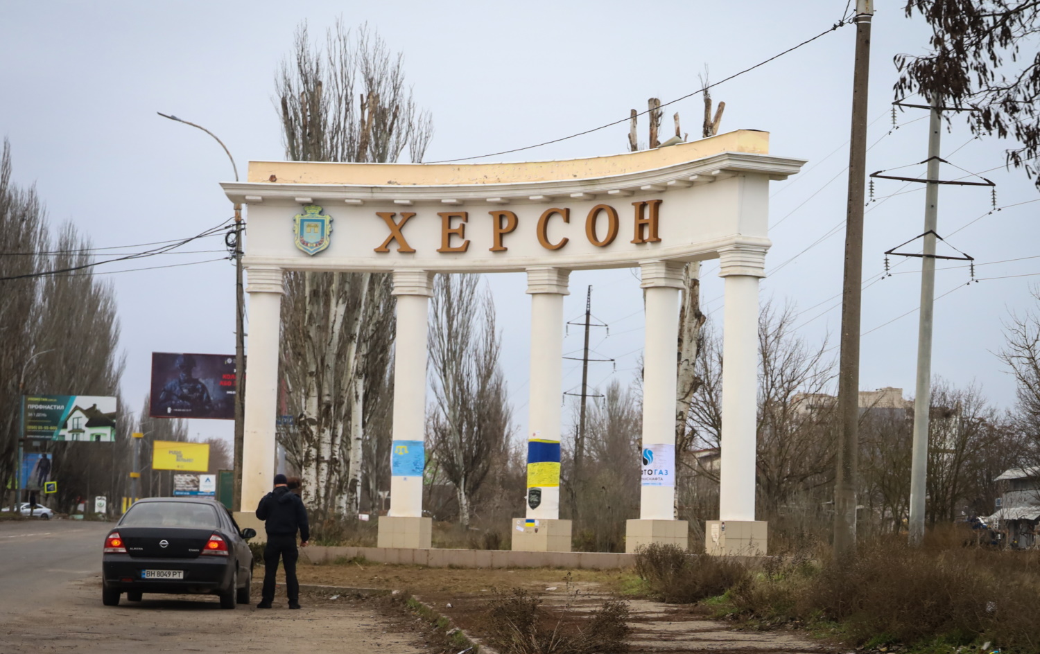 Попри щоденні обстріли у Херсон повертаються його жителі